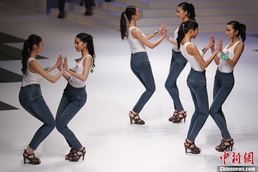 Le 30 mars 2013, des participantes du 8e Concours de Top-modèles chinois sur la scène. (Photo : Sheng Jiapeng)