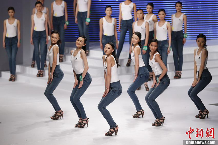 Le 30 mars 2013, des participantes du 8e Concours de Top-modèles chinois sur la scène. (Photo : Sheng Jiapeng)