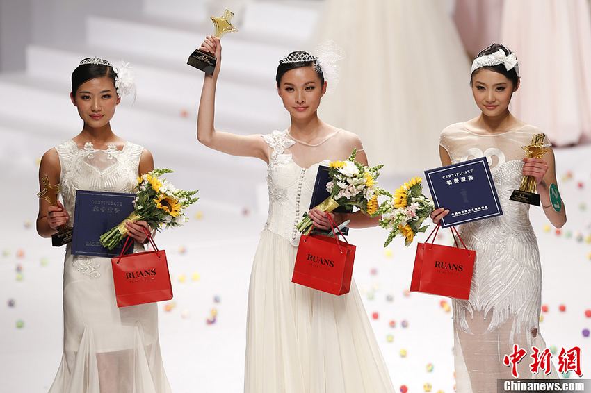 Zhang Lingyue, la candidate n°12 (au milieu), a été couronné championne du 8e Concours de Top-modèle chinois, suivie par ses dauphines Zhao Siyu (n°23, à gauche) et Lei Shuxian (n°21, à droite). 