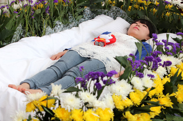 Zeng Jia, 20 ans, assiste à son propre faux enterrement à Wuhan, le 30 mars 2013. [Photo/Asianewsphoto]