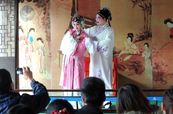 Deux acteurs jouent l'Opéra Kun dans le jardin Liuyan de Suzhou, la province du Jiangsu, le 1er avril 2013. [Photo/Xinhua]