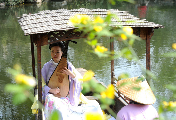 Une actrice s'adonne au Pingtan pour la plus grande joie des visiteurs du jardin Liuyan à Suzhou, dans la province du Jiangsu, le 1er avril 2013. [Photo/Xinhua]
