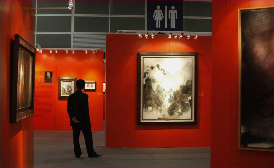 Le 2 avril 2013, à Hong Kong, un visiteur observe des objets d'arts présentés lors de l'exposition préliminaire de la maison de vente aux enchères Sotheby's. (Photo : Agences)