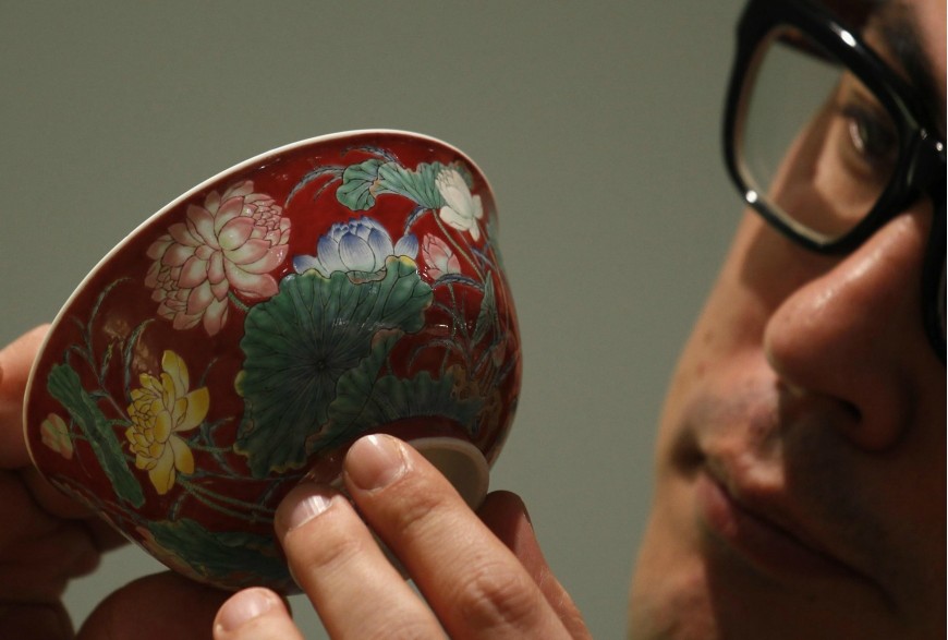 Un bol falangcai d'une couleur de rubis et à double lotus datant de l'époque de l'empereur Kangxi de la dynastie des Qing, a été présenté lors d'une exposition préliminaire organisée par Sotheby's le 2 avril 2013 à Hong Kong. (Photo : Agences)