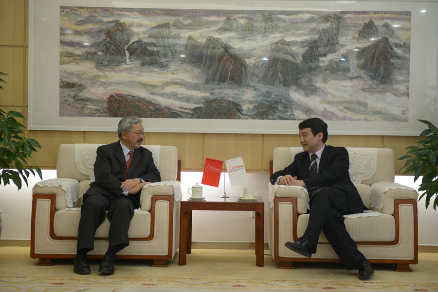 Li Mengxian( à gauche), Maire de San Francisco, Shan Chengbiao (à droite), vice-rédacteur en chef du Quotidien du Peuple en ligne (Photo Yu Kai / Pour le Quotidien du Peuple en Ligne)