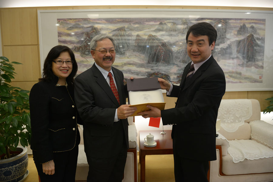 Li Mengxian( 2e à gauche), Maire de San Francisco, Shan Chengbiao (à droite), vice-rédacteur en chef du Quotidien du Peuple en ligne (Photo Yu Kai / Pour le Quotidien du Peuple en Ligne)