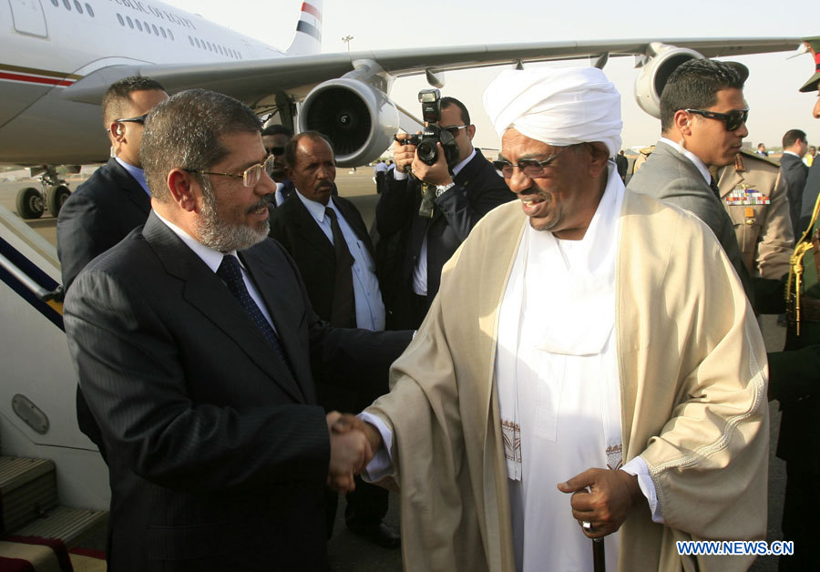 Le président égyptien arrive à Khartoum pour sa première visite depuis sa prise de fonctions  (2)