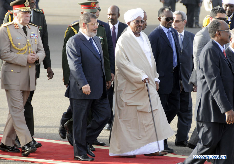 Le président égyptien arrive à Khartoum pour sa première visite depuis sa prise de fonctions  (3)