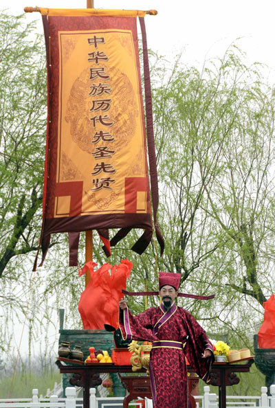 Le rituel d'honneur des ancêtres tenu lors de la cérémonie d'ouverture du Festival Culturel de Qingming dans la ville de Kaifeng, province de Henan le 3 avril. Le festival cette année a offert des performances sur scène, une présentation de robes de la Dynastie Song (960 - 1279) et une commémoration des ancêtres. 