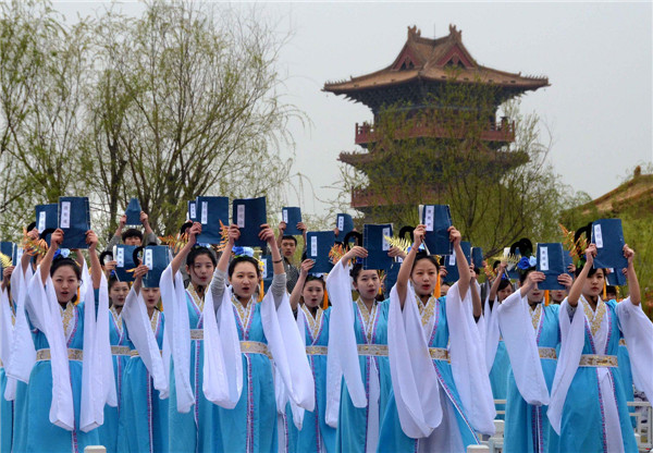 Des participants récitant des poèmes à propos de Qingming lors de la cérémonie d'ouverture du Festival Culturel de Qingming dans la ville de Kaifeng, province de Henan le 3 avril. Le festival cette année a offert des performances sur scène, une présentation de robes de la Dynastie Song (960 - 1279) et une commémoration des ancêtres. 