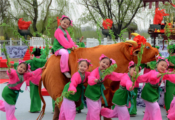 Les enfants ont participé à la cérémonie d'ouverture du Festival Culturel de Qingming dans la ville de Kaifeng, province de Henan le 3 avril. Le festival cette année a offert des performances sur scène, une présentation de robes de la Dynastie Song (960 - 1279) et une commémoration des ancêtres. 