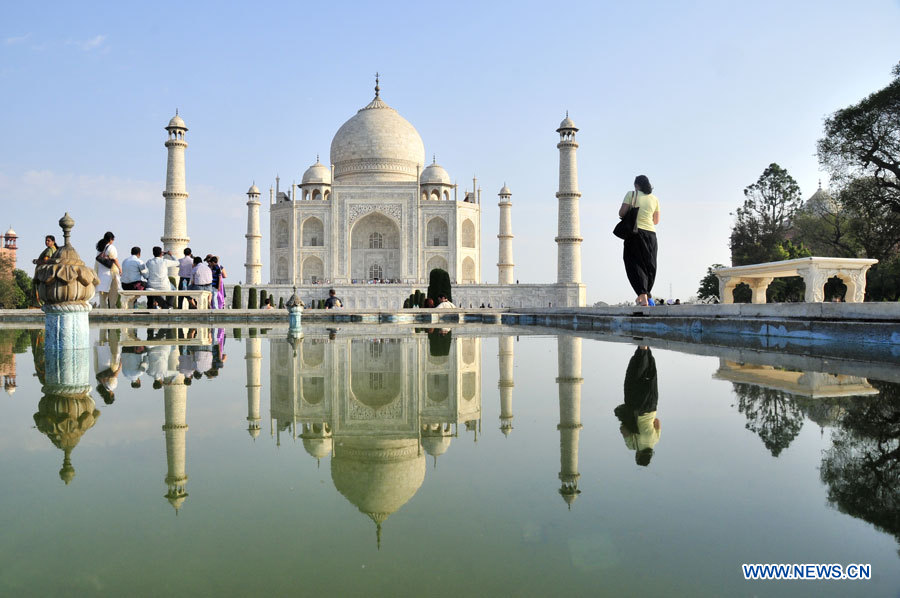 Des touriste visitent le Taj Mahal à Agra, en Inde, le 3 avril 2013.