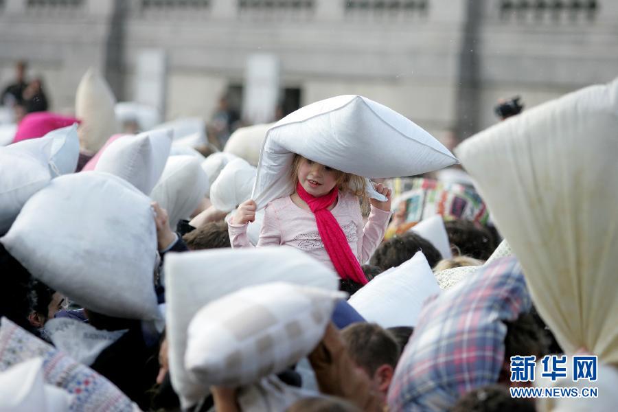 La bataille d'oreillers sur Trafalgar Square à Londres (5)