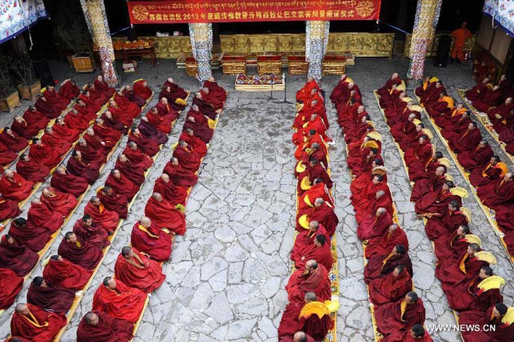 Des moines sont présents à la cérémonie des Gexe Lharampa, le plus haut diplôme universitaire pour l'étude du bouddhisme tibétain, au temple de Jokhang à Lhassa, capitale de la région autonome du Tibet, dans le sud-ouest de la Chine, le 5 avril 2013.