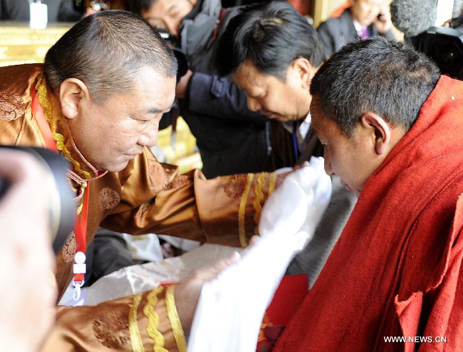 La cérémonie de remise des Gexe Lharampa, le plus haut diplôme universitaire pour l'étude du bouddhisme tibétain, a eu lieu au Temple de Jokhang à Lhassa, capitale de la région autonome du Tibet, dans le sud-ouest de la Chine, 5 Avril 2013.