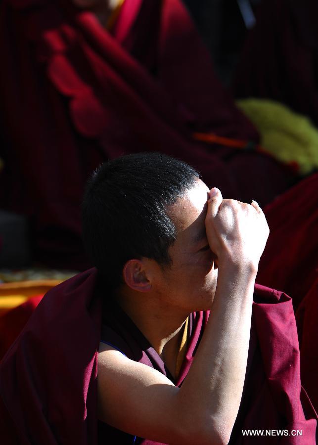 Un moine est présent à la cérémonie de remise des Gexe Lharampa, le plus haut diplôme universitaire pour l'étude du bouddhisme tibétain, au temple de Jokhang à Lhassa, capitale de la région autonome du Tibet, dans le sud-ouest de la Chine, le 5 avril 2013.