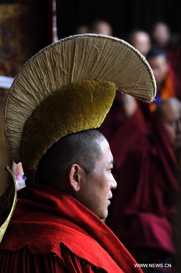 Losang Dargyai, sorti le premier de l'examen du Gexe Lharampa, le plus haut diplôme universitaire concernant les études de la philosophie bouddhiste tibétaine, a soutenu sa thèse au Temple de Jokhang à Lhassa, capitale de la région autonome du Tibet, dans le sud-ouest de la Chine, le 5 avril 2013. Huit lauréats du Gexe Lharampa ont été reçu dans ce lieu vendredi, après avoir passé l'examen et défendu leurs thèses. Le Gexe signifie "bien informé" et Lharampa,"le plus élevé" parmi les quatre rangs que compte le système du Gexe. (Xinhua/Chogo)
