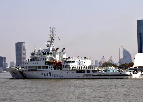 Haixun01, le patrouilleur chinois de 5000 tonnes et navire de sauvetage, est devenu le plus grand du genre en Chine, qui a commencé ses premiers tests, dimanche à Shanghai. [Photo/Xinhua]