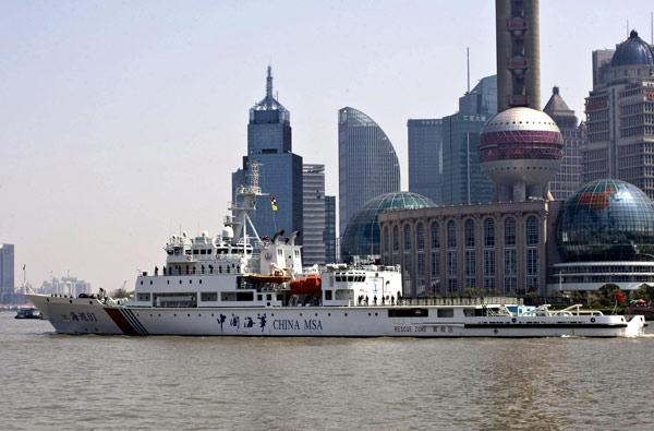 Haixun01, le plus grand patrouilleur et navire de sauvetage en Chine, commence ses premiers testsà Shanghai, le 7 avril 7 2013. [Photo/Xinhua]