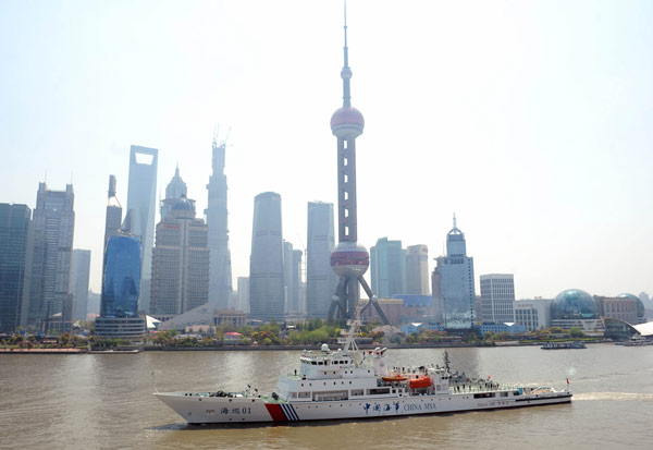 Haixun01, le plus grand patrouilleur chinois et navire de sauvetage, entame ses premiers tests à Shanghai, le 7 avril 2013. [Photo/Xinhua]
