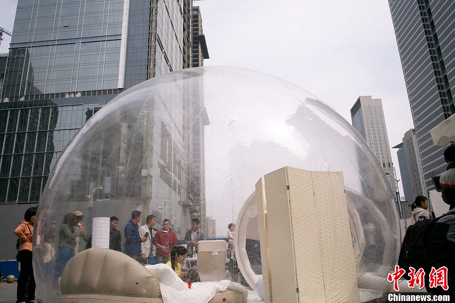 Une jolie fille s'installe pendant deux jours dans un « hôtel-bulle » en plein Chengdu