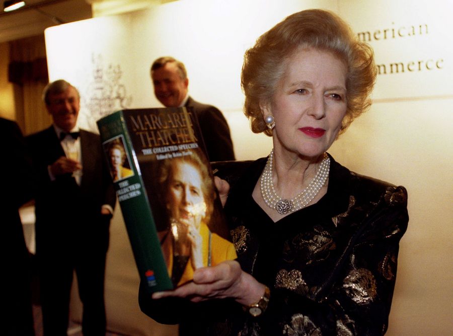 La Baronne Margaret Thatcher pose avec un exemplaire de son nouveau livre lors d'un lancement en présence de membres de la Chambre de commerce anglo-américaine, le 25 novembre 25 1997.