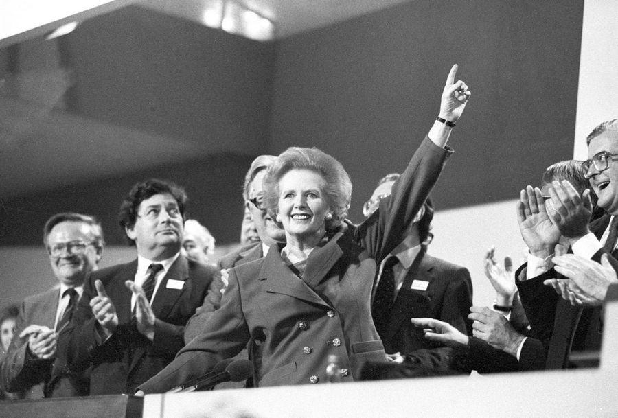 Le Premier ministre britannique Margaret Thatcher pointe le ciel comme elle reçoit une ovation debout lors de la conférence du Parti conservateur, le 13 octobre 1989. 