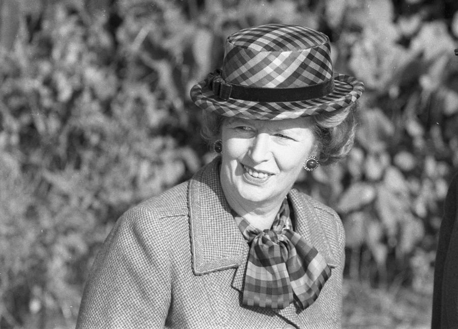 Le Premier ministre britannique Margaret Thatcher porte un chapeau vert à damier lors de son 60e anniversaire alors qu'elle va à l'église située près de sa résidence de campagne officielle, Chequers, près de Aylesbury, en Angleterre, le 13 octobre 1985.