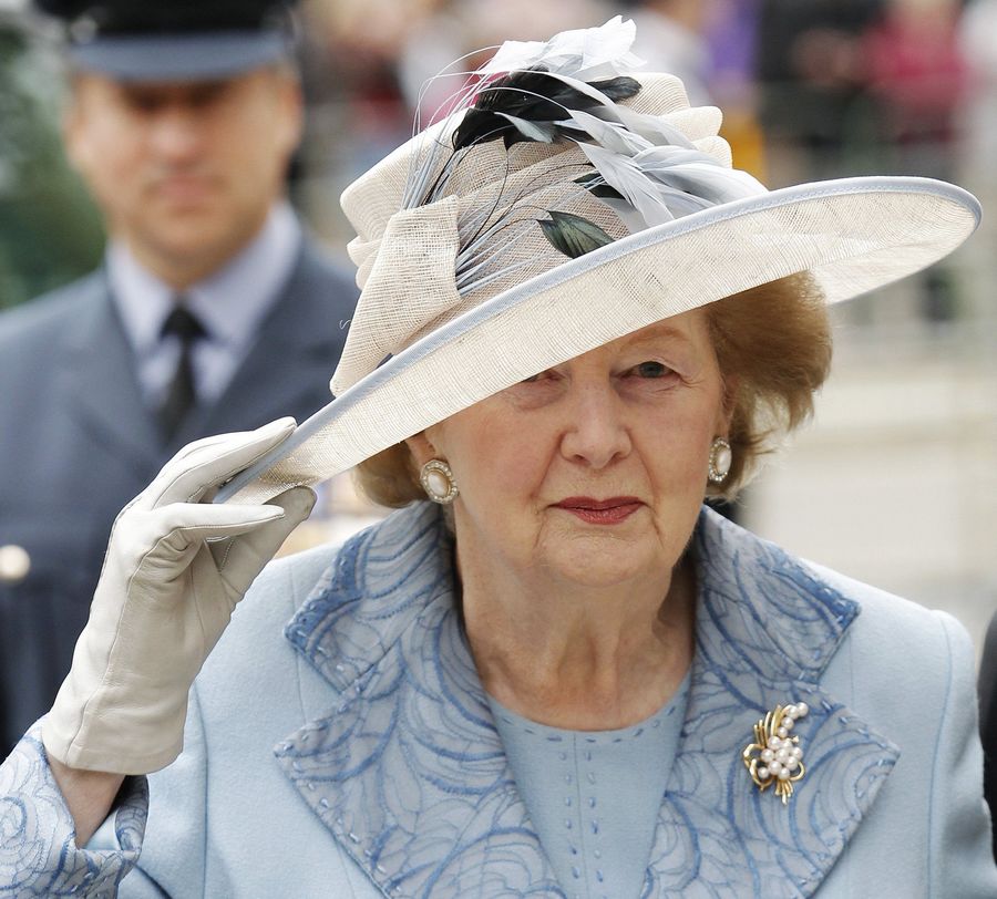 L'ancien Premier ministre britannique Margaret Thatcher arrive à un service d'action de grâces et de re-consécration de la bataille d'Angleterre à l'abbaye de Westminster à Londres, le dimanche 19 septembre, 2010. 