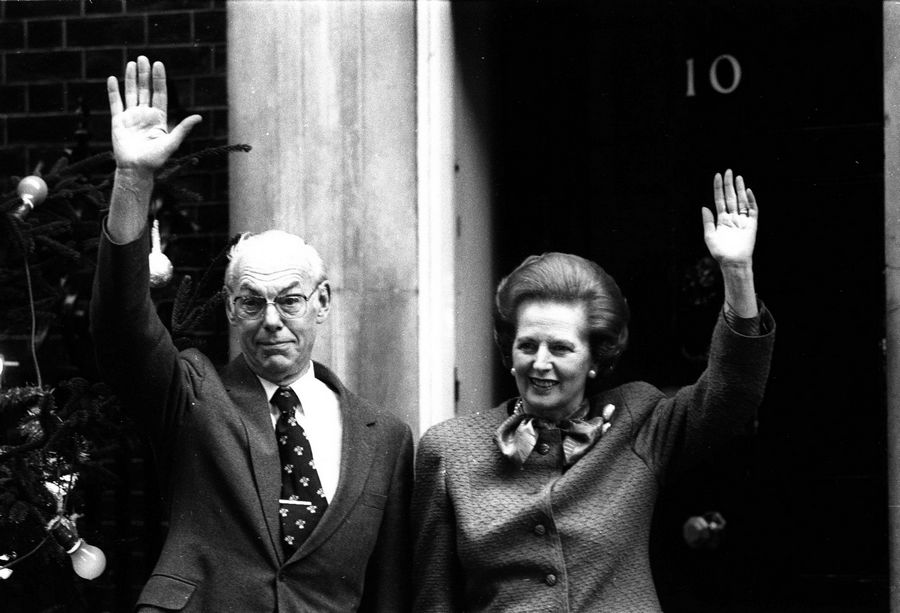 Le Premier ministre britannique Margaret Thatcher et son mari, Denis Thatcher devant la porte de sa résidence du 10 Downing Street, à Londres (photo non datée). 