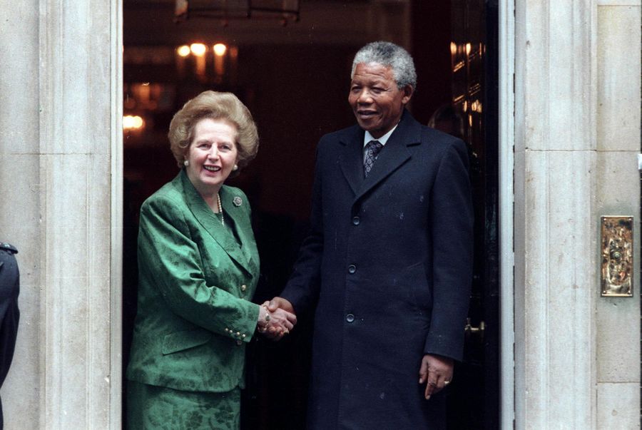 Nelson Mandela (à droite), dirigeant du Congrès National Africain, est accueilli par le Premier ministre britannique Margaret Thatcher avant leurs entretiens, au 10 Downing Street le 4 juillet 1990. 