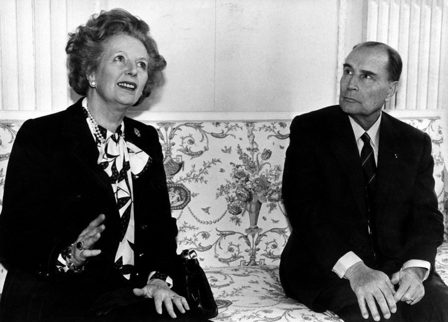 Le Premier ministre britannique Margaret Thatcher (à gauche) et le Président français François Mitterrand s'adressent aux médias avant une réunion sur le contrôle des armes nucléaires au château de Bénouville en Normandie, dans l'ouest de la France, le 23 mars 1987. 