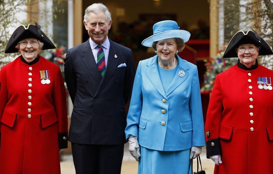 Le Prince Charles de Grande-Bretagne (2 à gauche) et l'ancien Premier ministre Margaret Thatcher (2e à droite) posent avec deux vétérans de Chelsea, Dorothy Hughes (à gauche) et Winifred Phillips alors qu'ils assistent à l'ouverture d'une nouvelle infirmerie de l'Hôpital Royal de Chelsea à Londres, le 25 mars 2009.