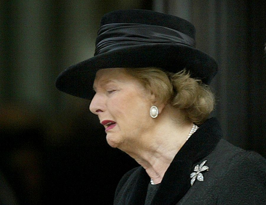 L'ancien Premier ministre britannique Margaret Thatcher émue à la sortie à la sortie d'une cérémonie commémorative en mémoire de son défunt mari Sir Denis Thatchern mort en juin 2003, le 30 octobre à Londres.