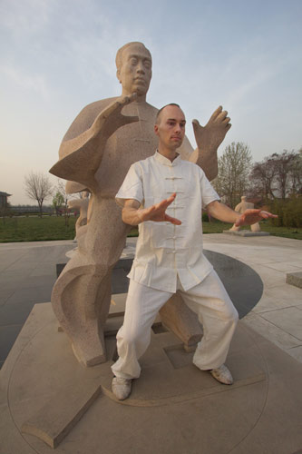 Un Allemand pratique le tai ji dans le comté de Wenxian, le berceau des arts martiaux chinois, le 8 avril 2013. [Photo/Asianewsphoto]
