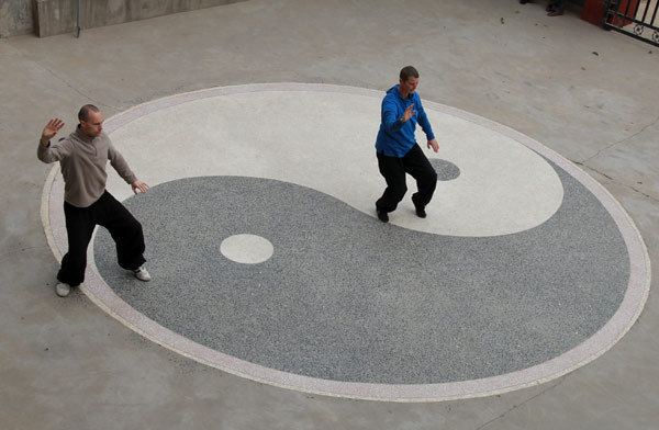 Deux étrangers apprennent le tai ji dans une école privée de wushu dans le comté de Wenxian, la province du Henan dans le centre de la Chine, le 8 avril 2013. [Photo/Asianewsphoto]