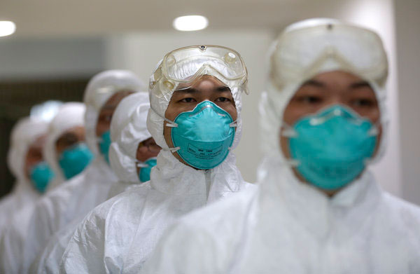 Le personnel médical participant à un exercice qui simule l'infection humaine du virus H7N9 de la grippe aviaire à Wuhan, en Chine centrale du Hubei, province Avril 8, 2013. [Photo / CFP]