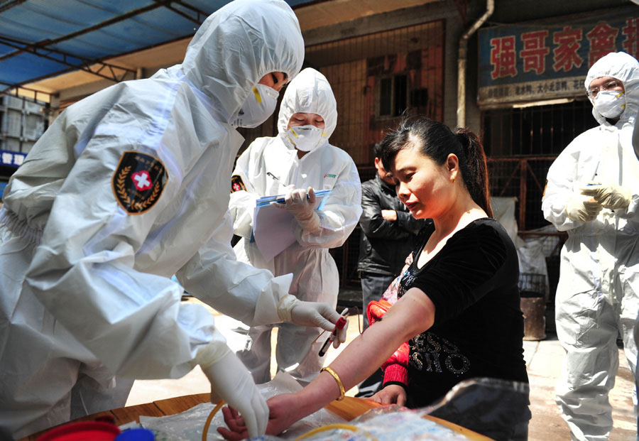 Un employé du Centre de prévention et de lutte contre les épidémies animales de Changsha, capitale de la Province du Hunan, dans le centre de la Chine, procède à un test sanguin sur un habitant, le 7 avril 2013. [Photo de Guo Xinliang / Asianewsphoto]