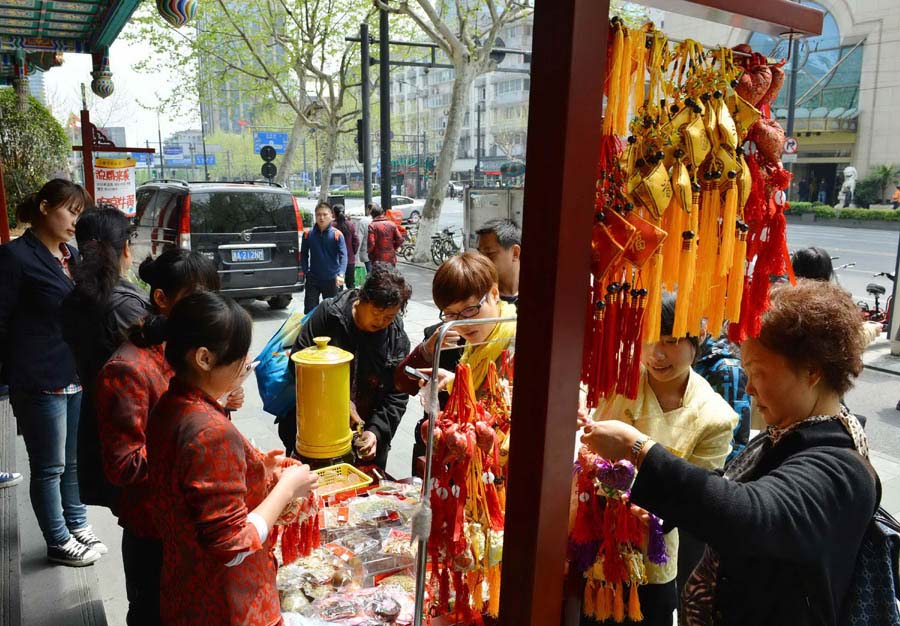 Des employés vendent des médicaments utilisés pour la prévention et le traitement de la grippe aviaire dans une pharmacie de Hangzhou, capitale de la Province du Zhejiang, dans la Chine de l'Est, le 8 avril 2013. [Photo Long Wei / Asianewsphoto]