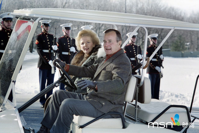 Le 24 novembre 1989, l'ex-Première ministre britannique Margaret Thatcher et l'ex-président américain George Herbert Walker Bush en route pour Camp David.