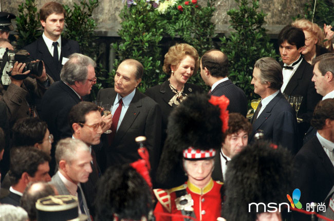 Le 20 janvier 1986, l'ex-Première ministre britannique Margaret Thatcher s'entretient avec l'ex-Premier ministre français Laurent Fabius lors de la conférence de presse de l'annonce de la construction du tunnel sous la Manche. 