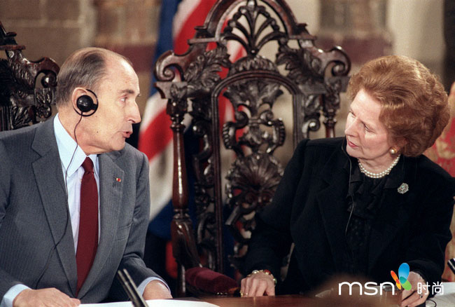 Le 12 février 1986, l'ex-Première ministre britannique Margaret Thatcher et l'ex-président français François Mitterand signent l'accord de la construction du tunnel sous la Manche. 