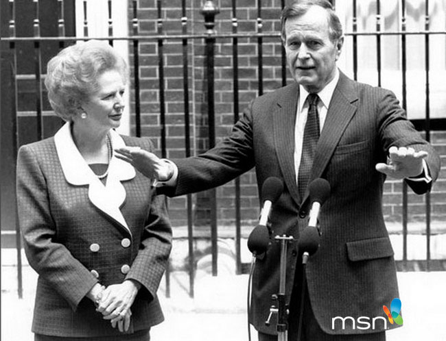 En 1989, l'ex-Première ministre britannique Margaret Thatcher et l'ex-président américain George Herbert Walker Bush devant la porte du 10 Downing Street.