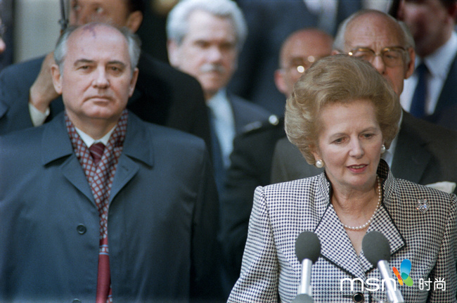 Le 6 avril 1989, devant la porte du 10 Downing Street à Londres, l'ex-Première ministre britannique Margaret Thatcher et le dirigeant le président de l'URSS Mikhail Gorbachev (à gauche) se trouvent devant les médias. 