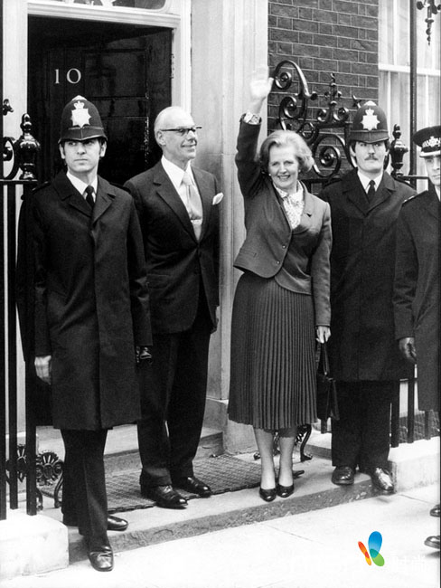 Le 4 mai 1979, Margaret Thatcher, nouvellement élue la Première ministre de la Grande Bretagne, s'apprête à entrer dans le 10 Downing Street. 