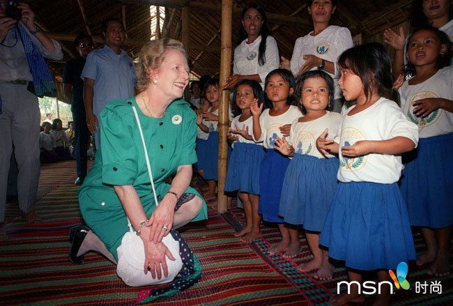 Le 7 août 1988, l'ex-Première ministre britannique Margaret Thatcher visite les régions frontalières entre la Thaïlande et le Cambodge. 