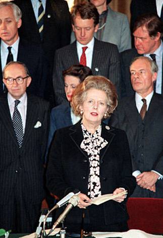 Le 22 novembre 1990, l'ex-Première ministre britannique Margaret Thatcher annonce sa démission. 