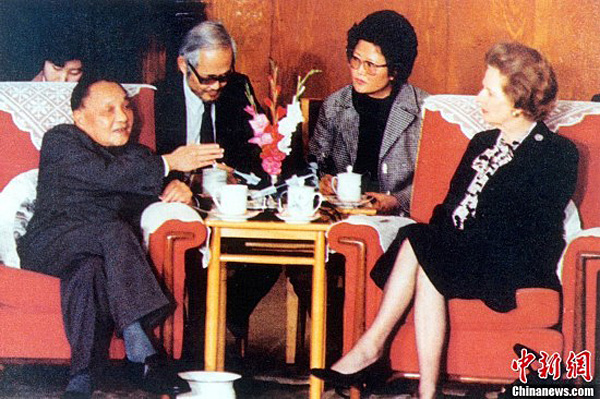 Le 19 décembre 1984, Deng Xiaoping a rencontré le Premier ministre britannique Margaret Thatcher. Dans l'après-midi, Deng Xiaoping et Margaret Thatcher ont assisté à la cérémonie de signature de la Déclaration conjointe sino-britannique dans le Grand Palais du Peuple à Beijing prévoyant le transfert de Hong Kong à la Chine le 1er juillet 1997. (Photo Xinhua)