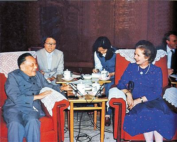Le 24 septembre 1982, au Grand Palais du Peuple à Beijing, Deng Xiaoping a rencontré le Premier ministre britannique Margaret Thatcher, connue sous le nom de « Dame de Fer ». Les deux parties ont alors eu des discussions au sujet de Hong Kong.