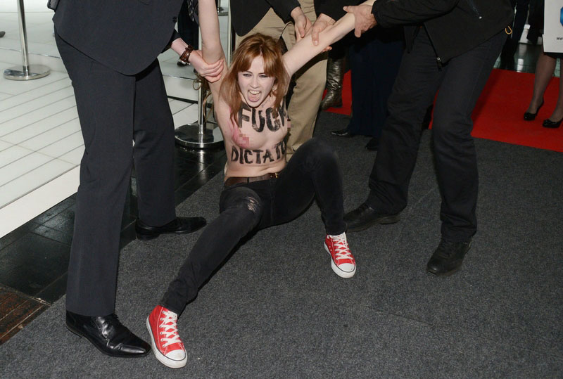 Des FEMEN se dénudent devant Merkel et Poutine (5)